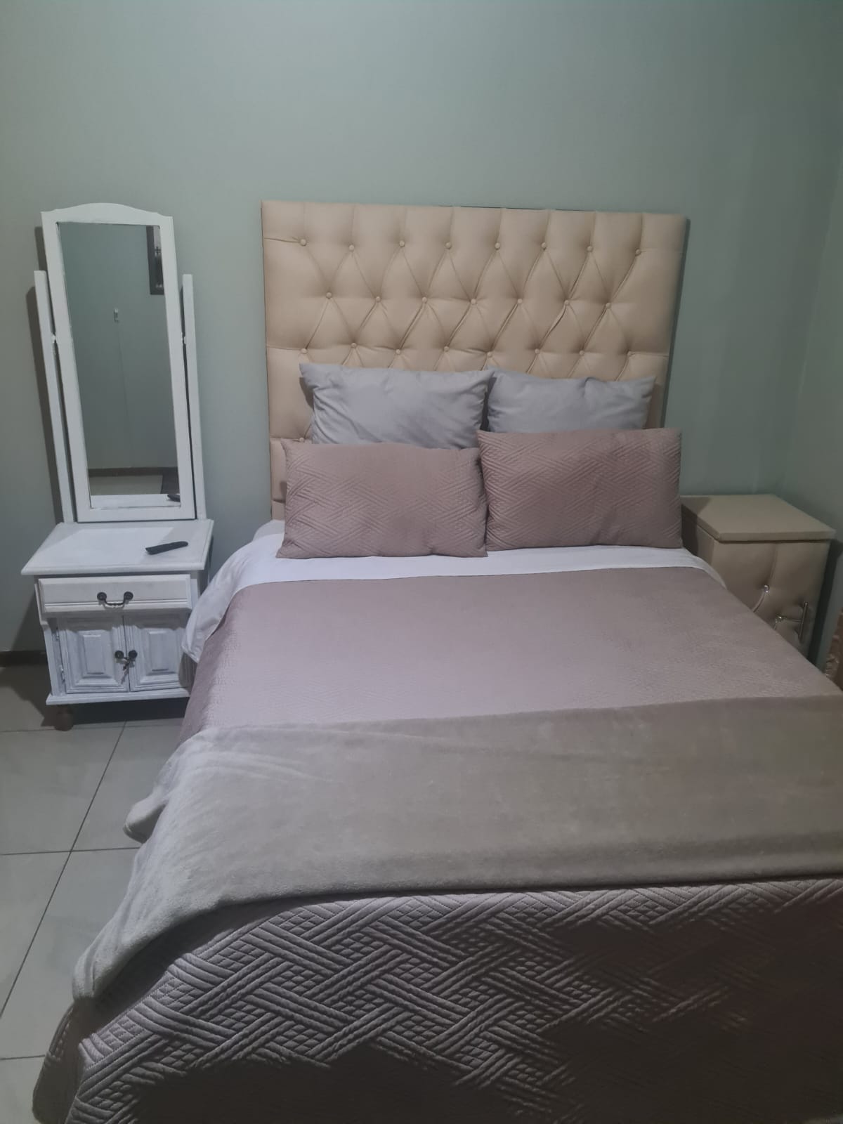 Double room with beige bedding