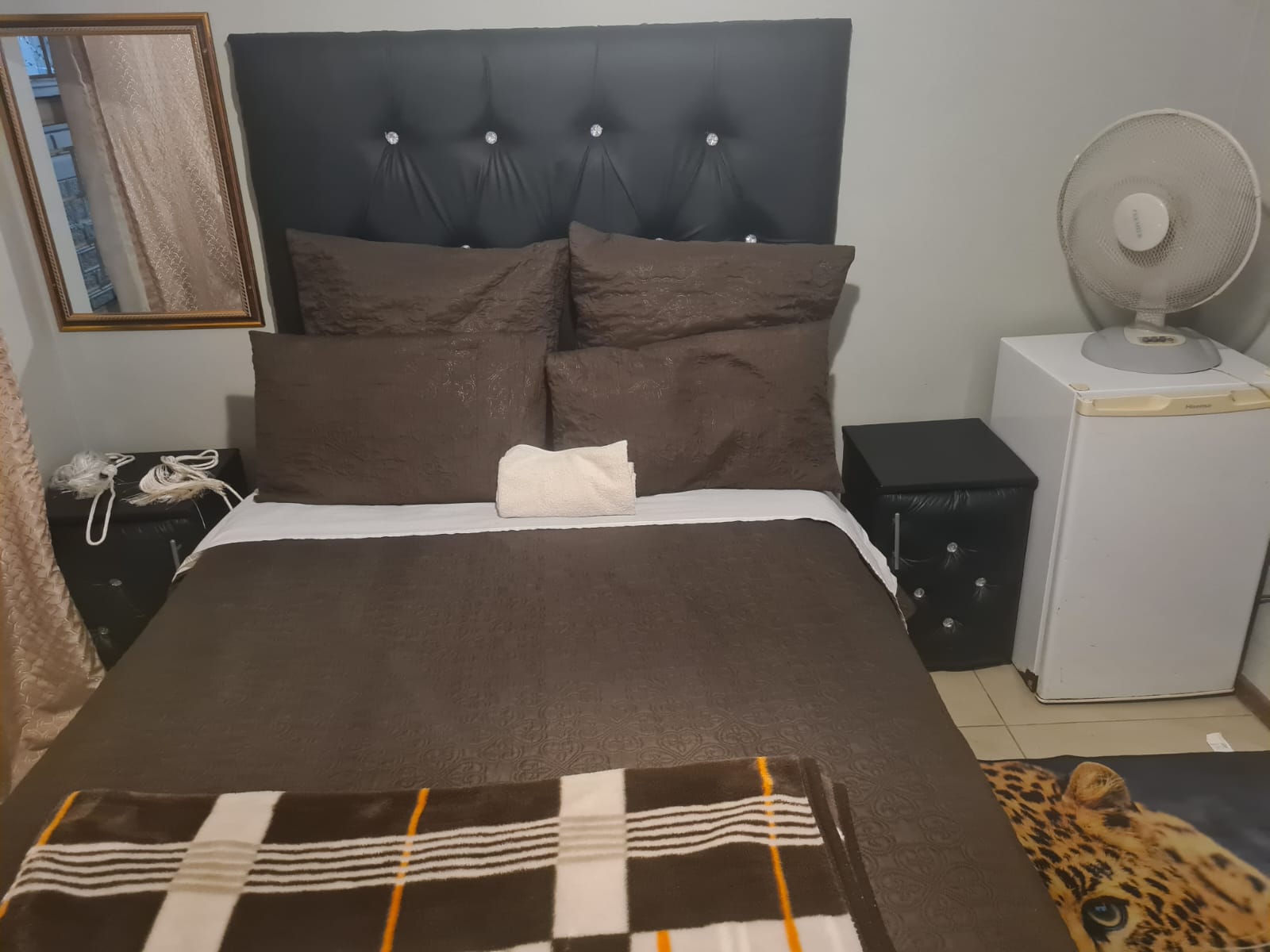 Double room with brown bedding